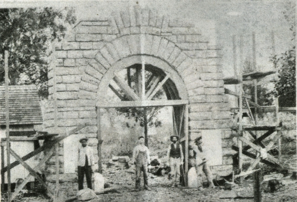 Dougherty Arch Construction.Fairview Cemetery.Cropped.KC Star.08 07 2017